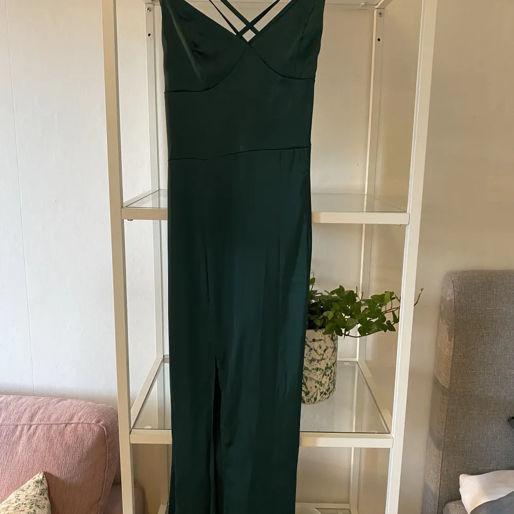 Säljer nu min balklänning. En lång grön klänning med korsad rygg. Älskar den men den kommer tyvärr inte att komma till användning. . Klänningar.