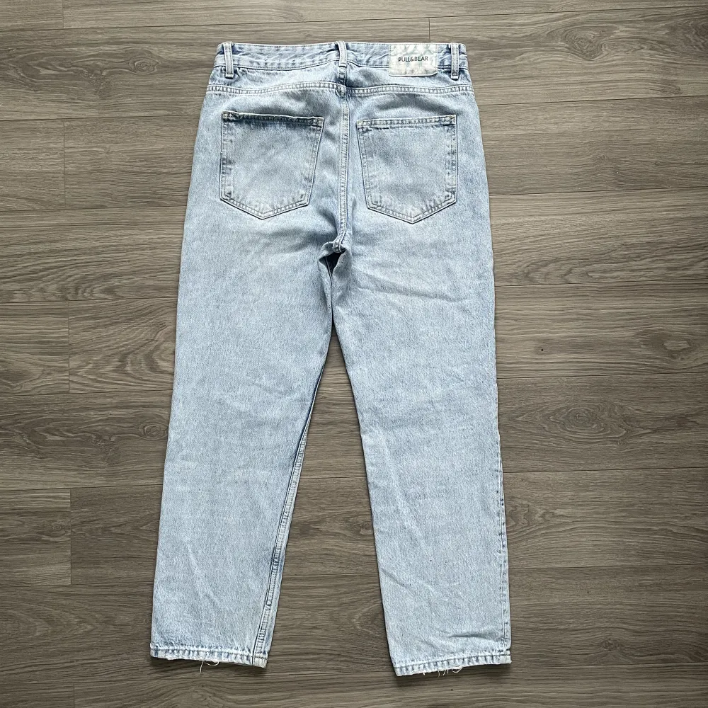 Jeans från pull and bear. Mycket bra skick! Storlek 40 EUR. Skriv för frågor eller mått. (Köparen står för frakten). Jeans & Byxor.
