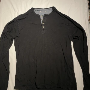 dressman tröja - snygg knapptröja från dressman i svart färg. storlek m. skriv vid intresse!!