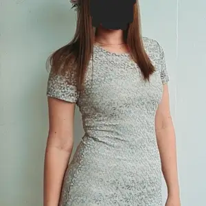 Superfin klänning, färgen på första bilden är inte så lik då de är nått filter på bilden. Använd vid 2 tillfälle