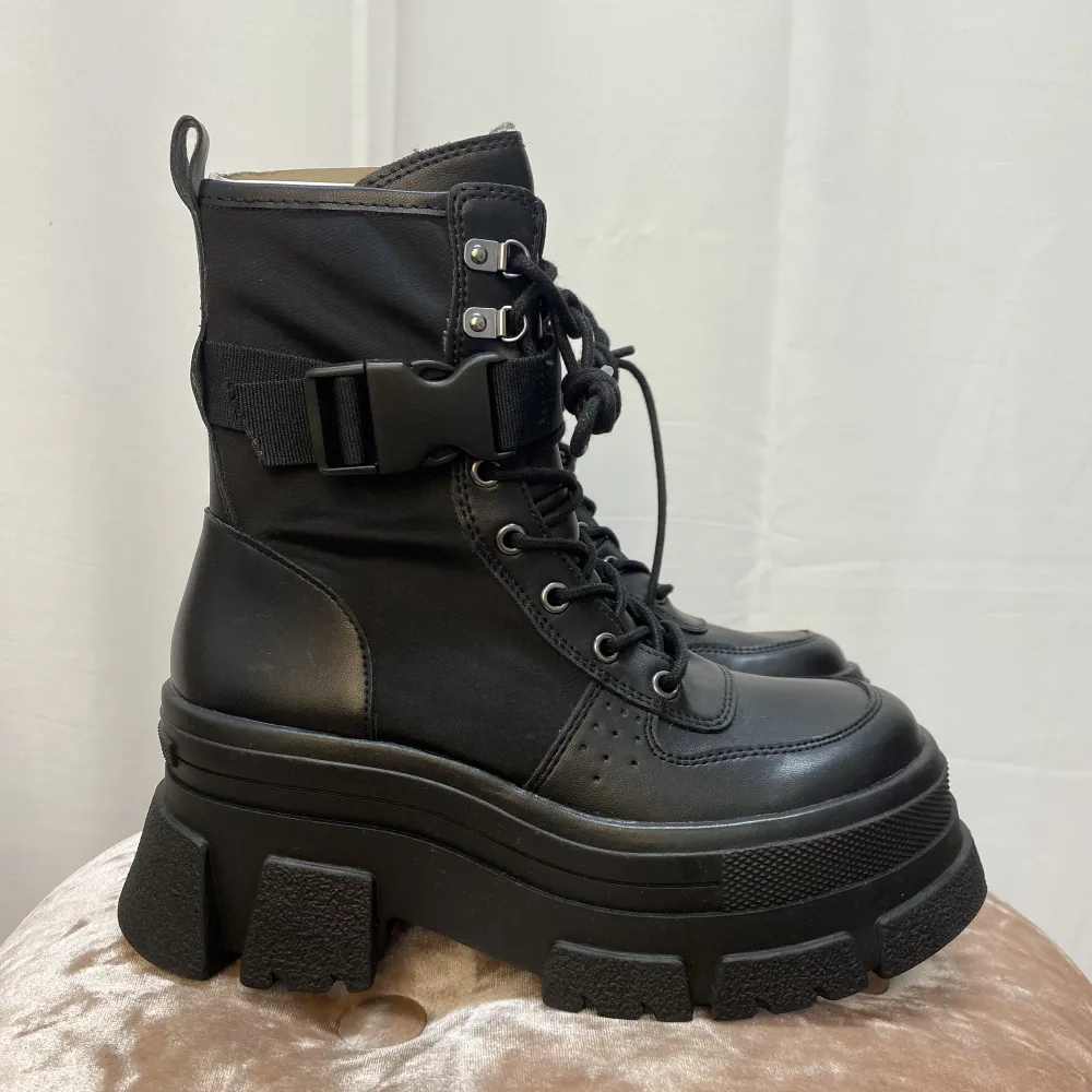 Svarta Strandivarius boots. Helt nya och utan defekter. Väldigt varma och bekväma. . Skor.