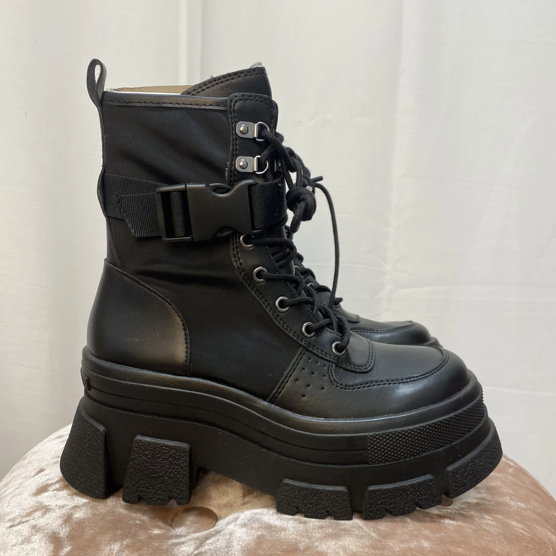 Strandivarius boots