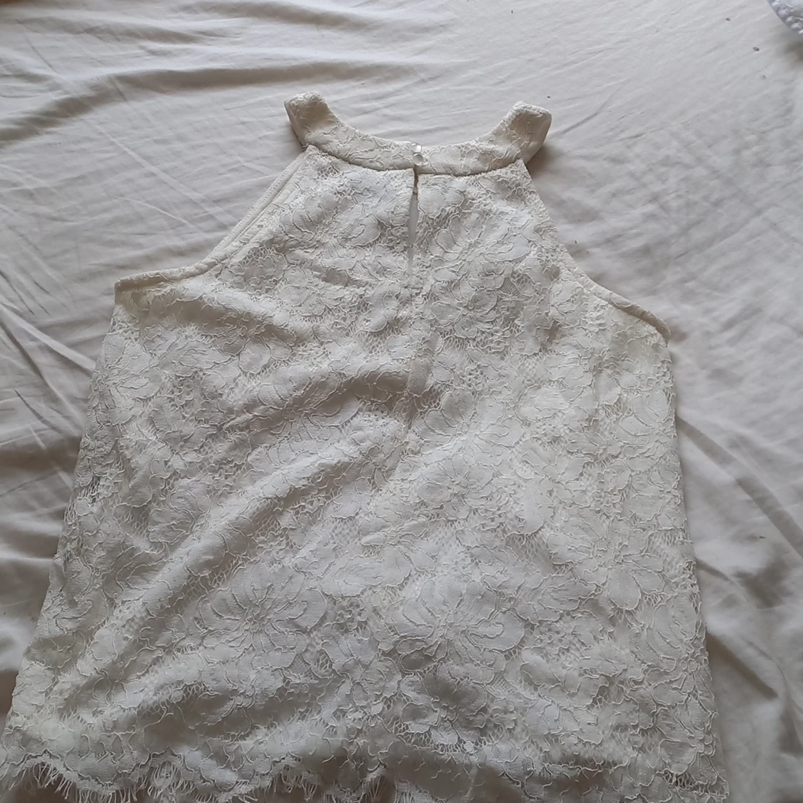 Vit blus med blomster spets  - 90