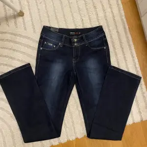 Supersnygga lågmidjade jeans från CTM Moda, köpta second hand. Jeansen är i storlek 40(liten!!) och har midje/höftmåttet 37cm x 2 samt innerbenslängden 83cm. De är i nyskick med lapparna kvar!💓Kan ej skicka bilder med de på! (säljer fler lågmidjade jeans)