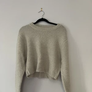 Beige stickad Zara tröja - Hej! Säljer denna super fina kroppade tröja från Zara! 