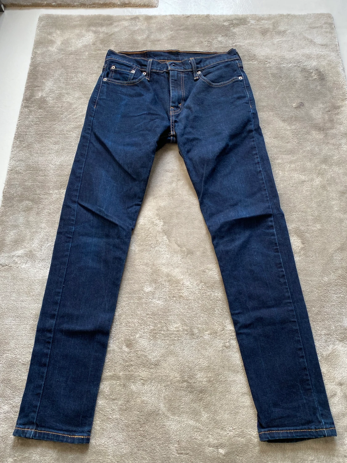 Mörkblå Levis Jeans