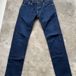 Säljer dessa mörkblå Levis 512 jeans eftersom d har varit försmå i flera år och tar upp plats. Använde d knappt när d passade. Fint skick