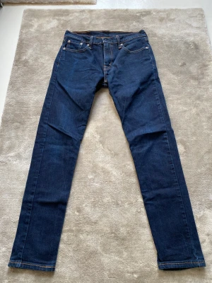Mörkblå Levis Jeans - Säljer dessa mörkblå Levis 512 jeans eftersom d har varit försmå i flera år och tar upp plats. Använde d knappt när d passade. Fint skick