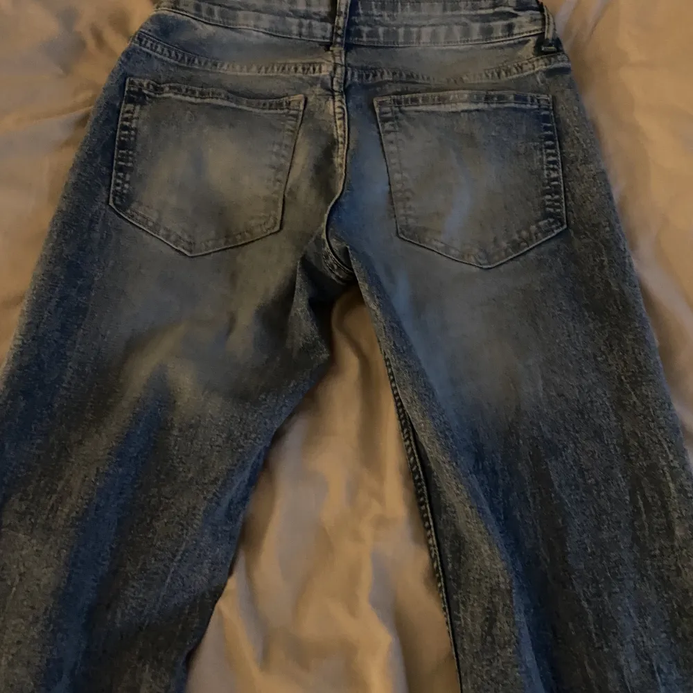 Säljer ett par lågmidjade jeans då de tyvärr är förstora för mig. Aldrig använda (första bilden är lånad). Jeans & Byxor.
