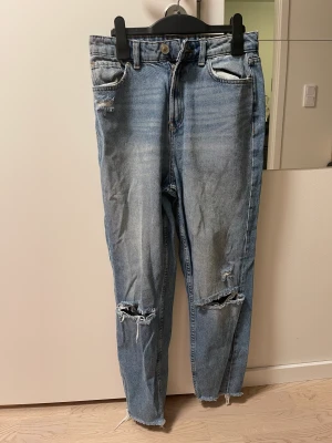 Jeans  - Sköna jeans i bra kvalite  Använda men är i bra skick 💗 Säljer då de har blivit för små för mig 