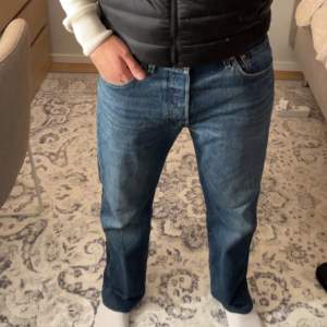 Mörkblå 501 Levis Jeans.  Waist 33 Lenght 32 (omsydda till längd 30)   Bra skick på byxorna och knappt använda. 