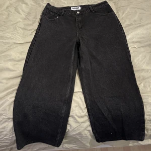 Harlaut baggy svarta jeans 36 - Baggy svarta harlaut jeans i storlek 36, uppsydda men inte mycket 