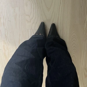 svarta kittenheels - vintage svarta kittenheels storlek 40, passar 39. köpta secondhand.