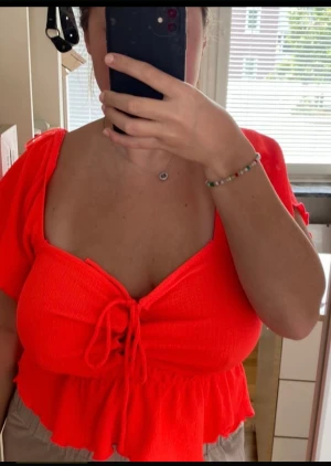 Festlig topp  - En orange oandvänd topp från Gina tricot ( kommer med prislapp på) i storlek M men hade passat en L. Säljer denna för att jag inte är nöjd med hur den sitter på mig. Den är i bomulls matrial. 