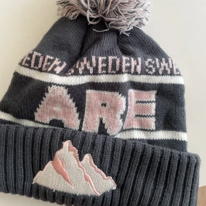 Populära Åre mössan  - 🩷Säljer nu min Åre mössa som är väldigt eftertraktade och hårt tryck på. Aldrig använd  🩷