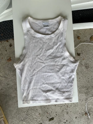 Vit croptop   - Passar allt och alla, så snyggt basplagg som jag har fler utav. 