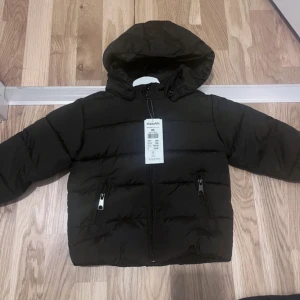 Jacka för barn  - Jag har 2 st av denna jackan helt nya med prislappar 