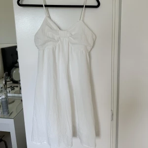 Klänning från asos - Klänning från asos, nyskick, storlek 36/S. Pris: 40 kr, köparen står för frakten.