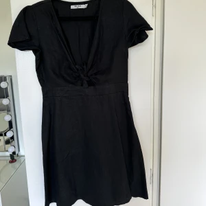 Klänning från nakd - Klänning från nakd i linnematerial, storlek 36/S. Pris: 40 kr, köparen står för frakten. 