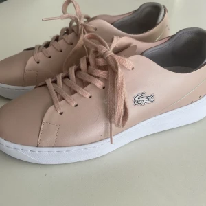 Lacoste skor  - Intresse koll på dessa Lacoste skor som använts vid endast ett tillfälle. Dom är i storlek 39. Pris kan diskuteras!! Skriv till mig vid frågor eller intresse. 