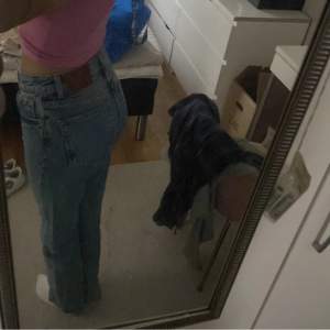 Mid waist jeans från zara💕 Tror inte det finns kvar på Zara annars är de bara helt slutsålda!🩷Har bara använt dom en gång!💘