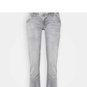 Säljer dessa jeans från Ltb, använda men bra kvalité. Lågmidjade💓 säljer  💓💓kom privat för egna bilder eller information, frågor💓💓RESERVERAT TILL 24 SEPTEMBER!! ❤️❤️