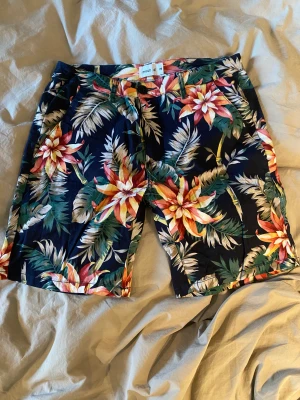 Skjorts Mouli - Säljer ett par tygskjorts från märket mouli. Skicket är som nytt då dem knappt är använda. Storlek 29 (skulle uppskatta att dom är någonstans mellan medium och small.)