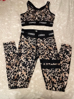 Stronger sett - Stronger sett i storlek S, texten i kläderna har försvunnit en del men förutom detta är i fint skick!  Köp gärna med ”köp nu”💗
