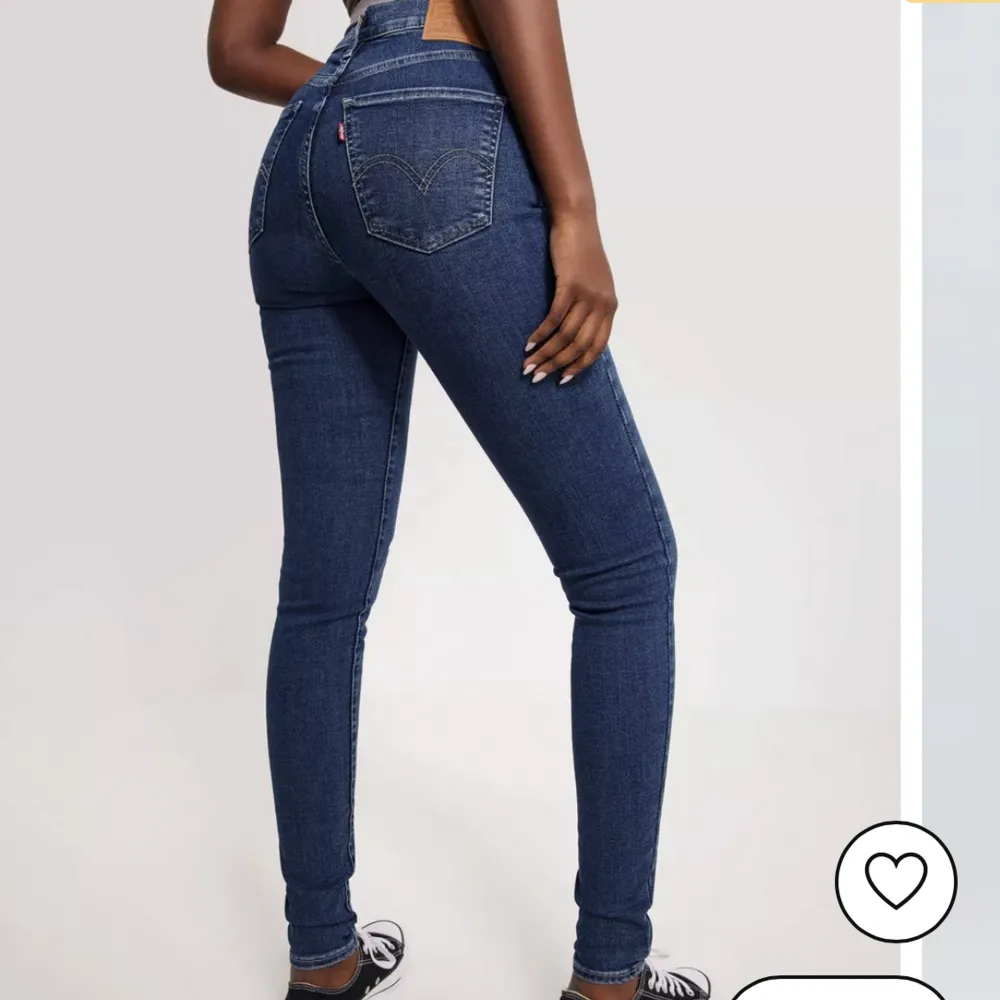 Säljer helt nya Levis med prislapp kvar 💓Hör av dig ifall du är intresserad av fler bilder . Jeans & Byxor.