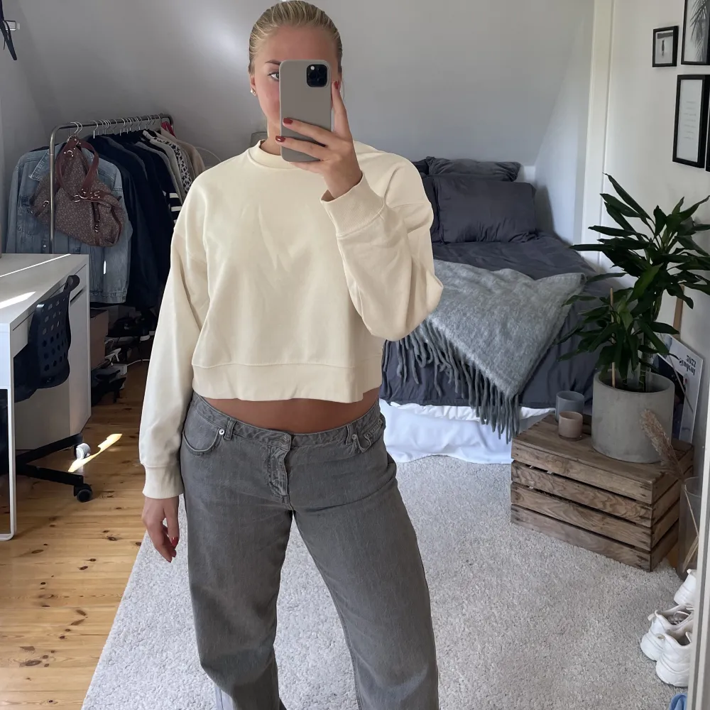 Beige sweatshirt med mjuk insida. Kort i modellen och använd ett fåtal gånger.. Tröjor & Koftor.