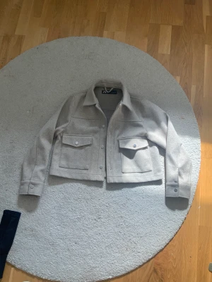 Zara kappa - Fin vårjacka som är använd fåtal gånger denna våren. Väldigt fin men jag har tröttnat på den. Ganska kort i modellen och den är i storlek M men passar även mig som vanligtvis är en XS. Fint skick och inga fläckar etc