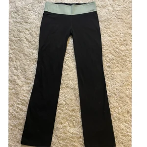 Pink yoga pants - Bootcut yogapants från Victoria secret/pink. Man kan vika ner det blåa för att få de ännu lågmidjade. De är i perfekt skick. Passar en S men även en M. Innerbenslängd:82 midjemått:40 (sträcker sig) köp sker via ”köp nu”jag postar samma dag/dagen efter köp