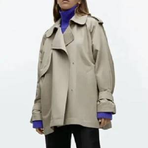 Arket jacka / trenchcoat XS - Säljer min fina kappa från Arket i storlek XS. Den är sparsamt använd och därmed i fint skick💕 Det är en oversized trenchcoat och passar därmed allt från XS-M beroende på hur man vill ha passformen.