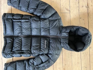 Peak Performance dunjacka - Vinterjacka i barnstorlek , I bra använt skick , en lagning på ryggen 