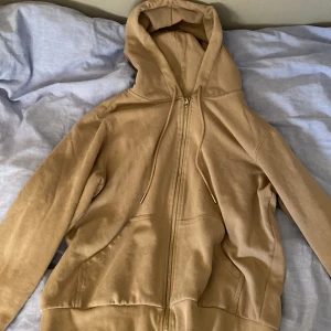 Zip up från H&M - Brun zip up från H&M i storlek S, inga defekter och köpt för 250 kr. Skriv för fler bilder, pris kan diskuteras vid snabb affär❤️