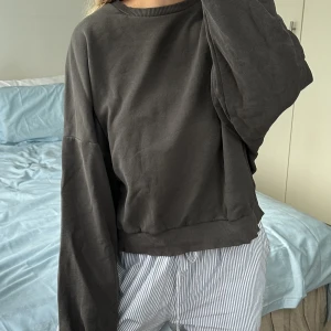 Mörkgrå sweatshirt  - Mörkgrå sweatshirt från Nelly. Ganska tunt material. Använd men i bra skick 