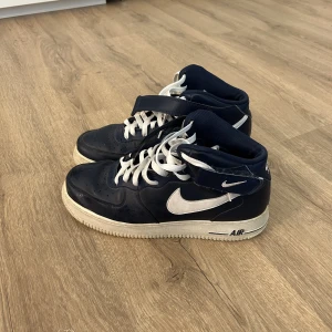 Nike Airforce 1 mörk blå HERR  - Skorna är 2 år gammala med har inte använt dom för mer än 5-6 gånger. Storlek är 44 