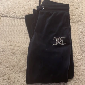 Juicy couture stlk 128 - Fina mjuka juicy i mörkblått. Stlk 128 gott skick