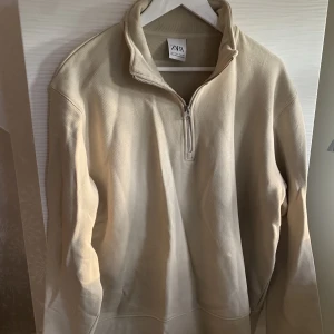 Fräsch tröja från Zara - En fräsch tröja från Zara i fint skick. Storlek L. 