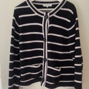 Stickad kofta  - Så fin lite tjockare kofta som är i storlek xl men är liten i storlek så skulle säga att det är en m! Någon knapp sitter löst men går att sy på lätt och har även en extraknapp man får med! Skriv för fler bilder 💕