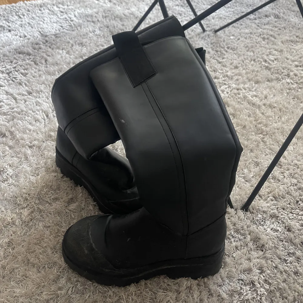 Säljer mina svarta stövlar/boots i storlek 37. Dom är använda men i fint skick🫶🏼. Skor.