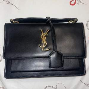 YSL handväska som aldrig använts, väskan är inte äkta men är i god skick och har bra kvalitè.