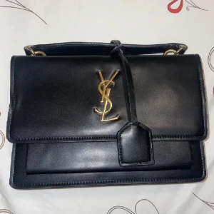 YSL Väska - YSL handväska som aldrig använts, väskan är inte äkta men är i god skick och har bra kvalitè.