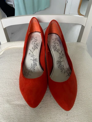 Klackar - Röd/orangea klackar, super fina och i gott skick. Storlek 41. Bekväm klack att gå i. Supersöta och bekväma❤️‍🔥
