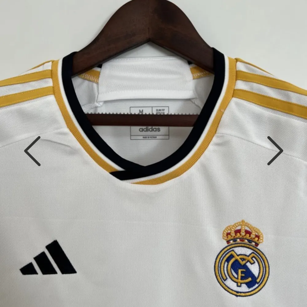 Real Madrid 23-2024 Fotbollströja helt ny, oanvänd. Mycket fin fotbollströja som är väldigt trendig. Lappen sitter kvar. T-shirts.