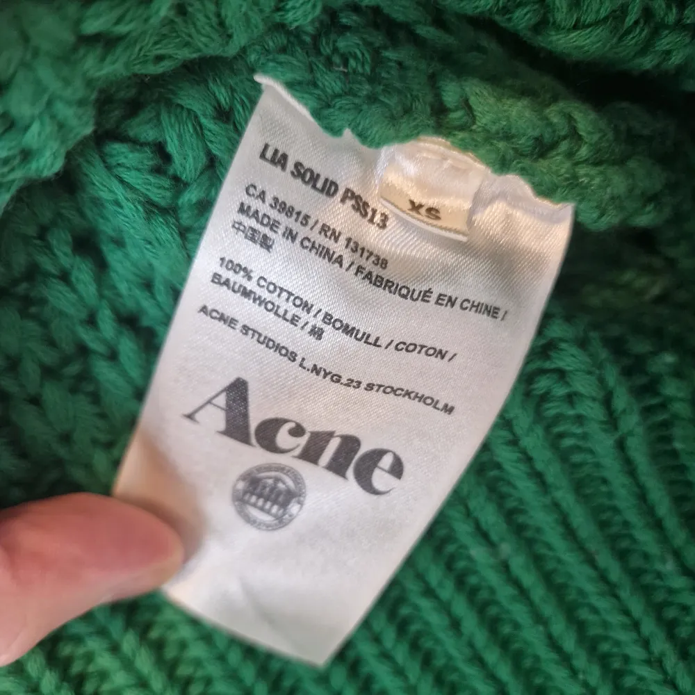Stickad tröja från Acne i fint använt skick! 💚   SÄLJS I KLÄDPAKET I PROFILEN. Stickat.