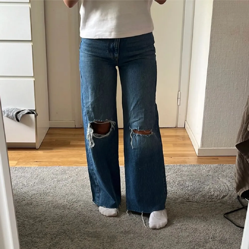 Vida jeans från Gina tricot💕de har inga defekter men är klippa för att passa någon som är ca 160! Stl 32 men passar mig som brukar ha 34💕 högmidjade och går över naveln på mig. Jeans & Byxor.