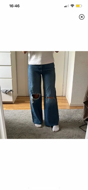 Vida jeans - Vida jeans från Gina tricot💕de har inga defekter men är klippa för att passa någon som är ca 160! Stl 32 men passar mig som brukar ha 34💕 högmidjade och går över naveln på mig