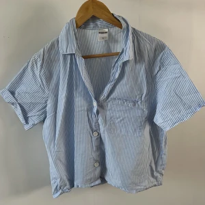 Rutig skjorta  - Rutig skjorta, man kan använda den som vardag eller pyjamas. Storlek S från kapphal 