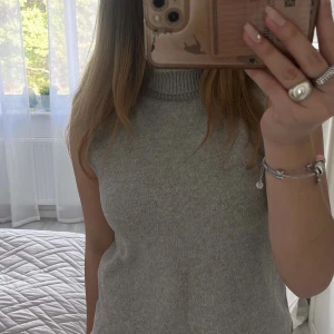 Zara topp - Stickad zara topp med polokrage, finns inte på hemsidan längre.